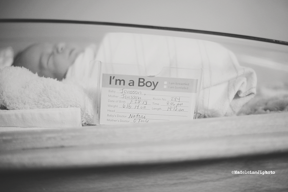 How to take gorgeous newborn pictures in the hospital. Madeleine JL photography Orange County Family Photographer Madeleine JL Photography